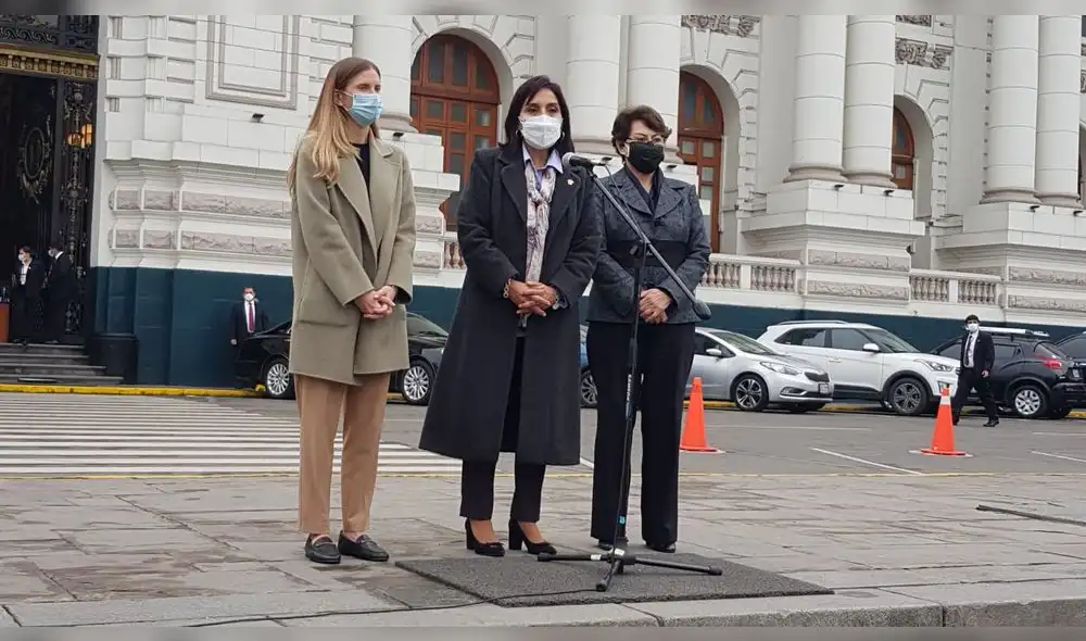 Patricia Juárez junto a las congresistas Gladyz Echaíz (Alianza para el Progreso) y Adriana Tudela (Avanza País). Foto: Raúl Egusquiza/URPI-LR