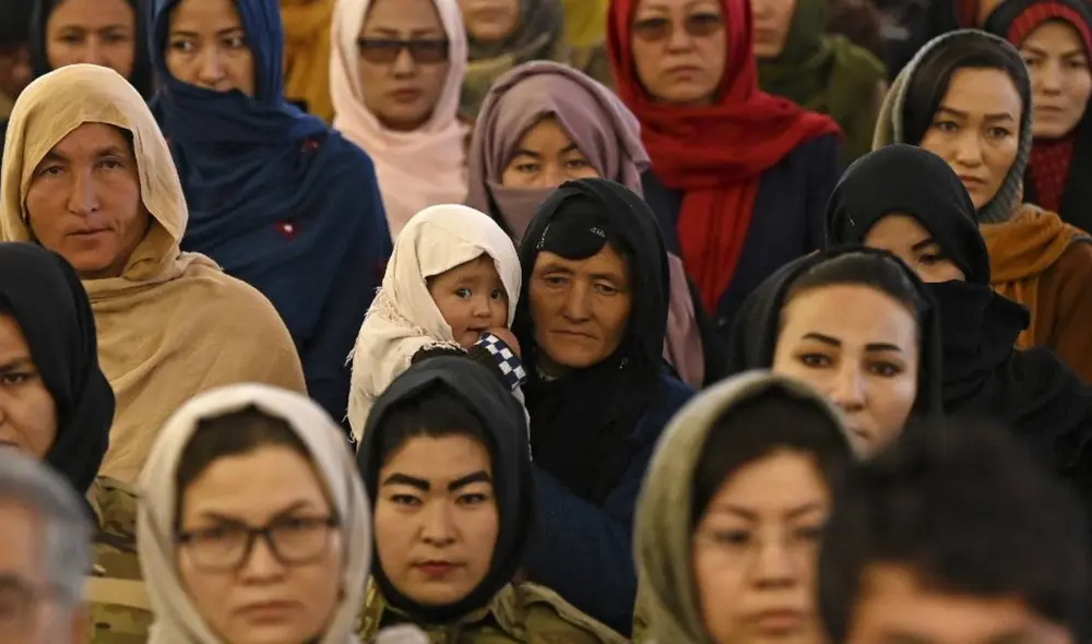 Entre 1996 y 2001, los talibanes aplicaron una versión ultrarigurosa de ley islámica que obligaba a las mujeres a llevar la burka en público. Foto: AFP