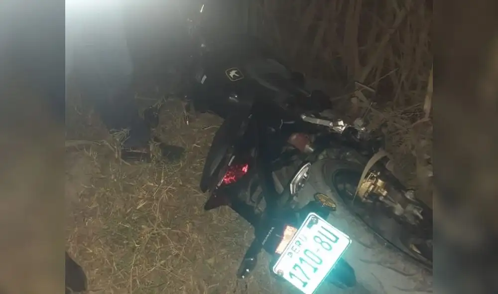 Vehículo fue dejado al costado de unos sembríos de cañas de azúcar. Foto: PNP Vehículo fue dejado al costado de unos sembríos de cañas de azúcar. Foto: PNP