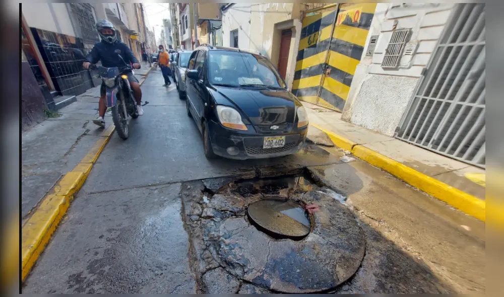 Los constantes atoros de los buzones generan malestar en la población chiclayana. Foto: Clinton Medina/ La República Los constantes atoros de los buzones generan malestar en la población chiclayana. Foto: Clinton Medina/ La República