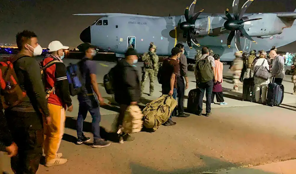 Solo este martes, 1.100 ciudadanos estadounidenses, residentes permanentes y sus familias fueron evacuadas de Afganistán a bordo de 13 aviones militares. Foto: AFP/referencial