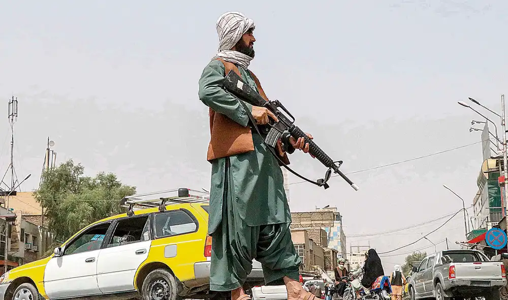 Armados. En Afganistán hay una tensa calma de la mano de los talibanes que custodian las calles. Foto: EFE