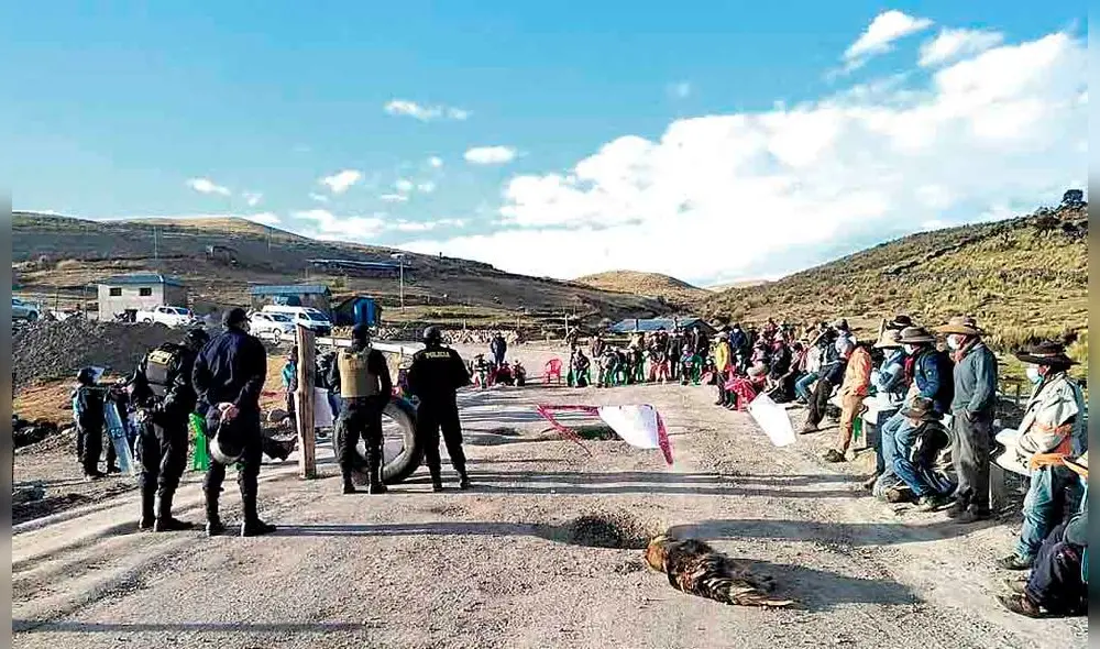 Corredor minero. Las mineras utilizan esta vía para sacar su mineral hasta Matarani. Se quejan de la polvareda que levantan los encapsulados mineros.