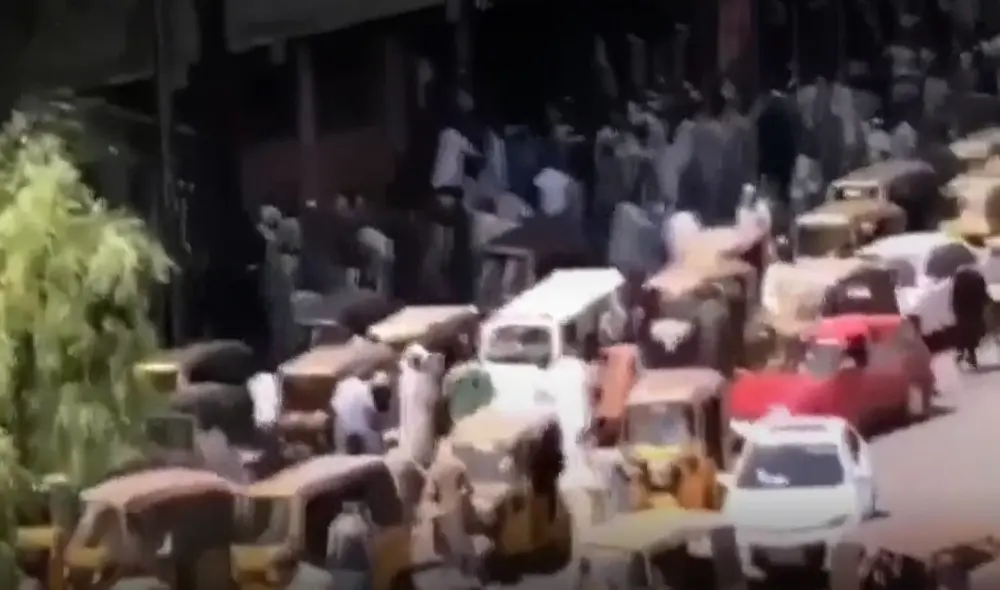 Las protestas se dieron en las calles de Jalalabad, capital de la provincia de Nangarhar, una de las últimas ciudades en caer en manos de los talibanes. Foto: captura de video de EFE Las protestas se dieron en las calles de Jalalabad, capital de la provincia de Nangarhar, una de las últimas ciudades en caer en manos de los talibanes. Foto: captura de video de EFE