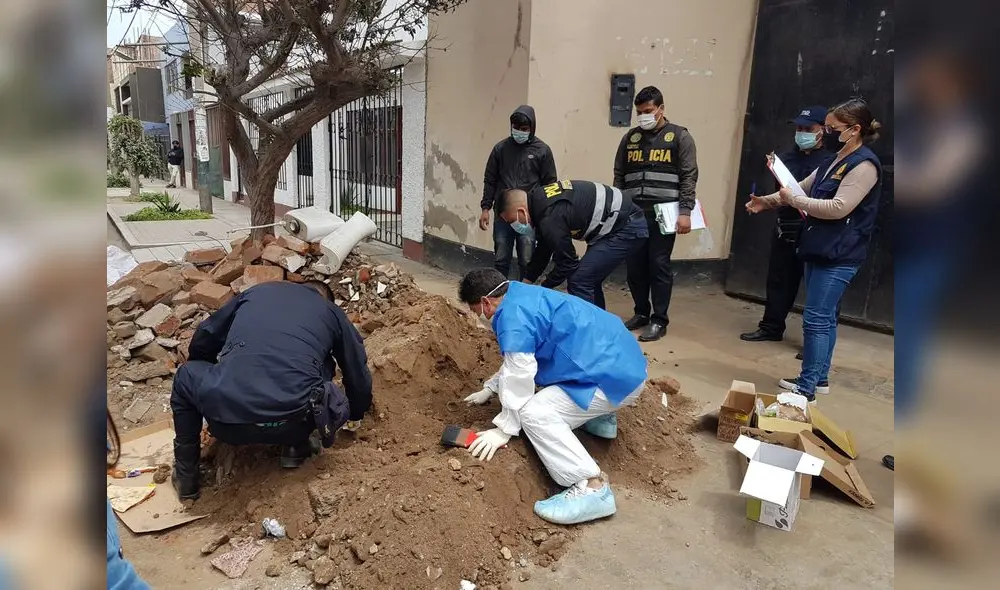 El representante del Ministerio Público también buscó en escombros de la construcción. Foto: La República