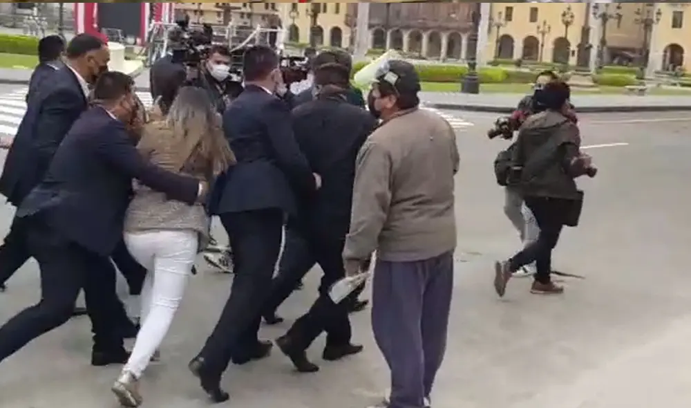 Periodista fue alejada del mandatario al querer hacerle una pregunta. Foto: Deysi Portuguez/URPI-LR Periodista fue alejada del mandatario al querer hacerle una pregunta. Foto: Deysi Portuguez/URPI-LR