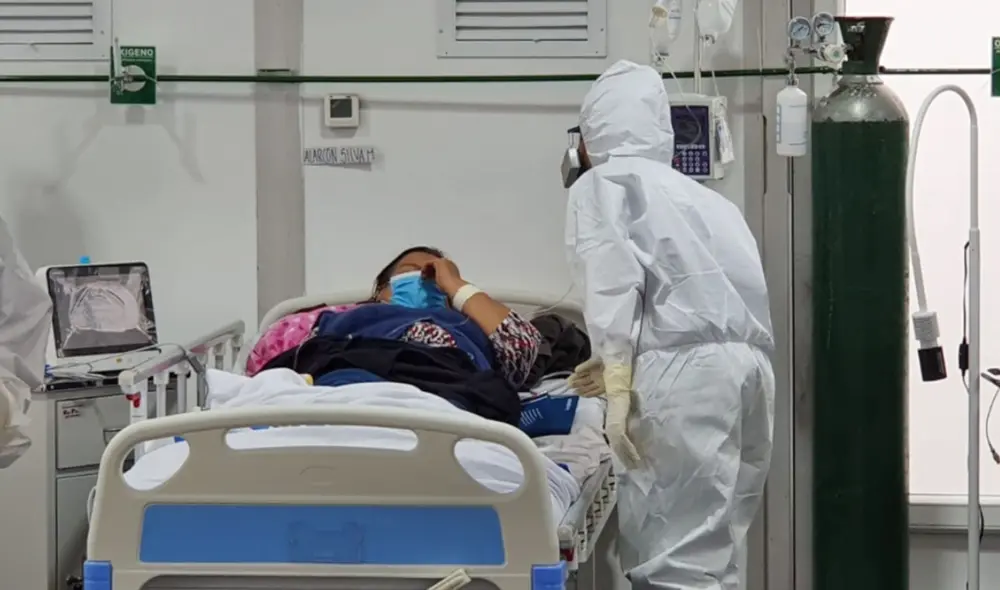 Adultos de 18 años y adultos mayores de 40 y 50 años se encuentran internados en UCI en el Hospital Mongrut. Foto: Andina