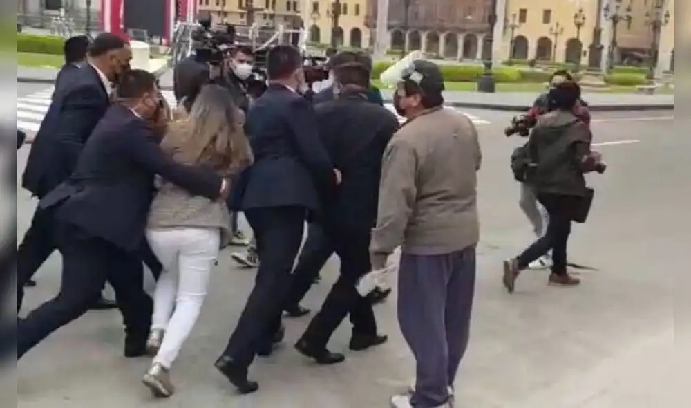 La periodista de TV Perú fue apartada de forma violenta mientras cumplía su labor. Foto: La República