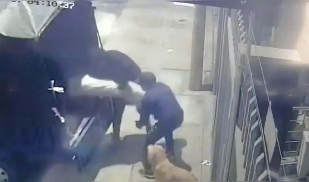 Delincuentes se encapucharon para no ser identificados. Imágenes de cámaras de seguridad servirán para investigación. Foto: Johann Klug/ URPI-LR Delincuentes se encapucharon para no ser identificados. Imágenes de cámaras de seguridad servirán para investigación. Foto: Johann Klug/ URPI-LR