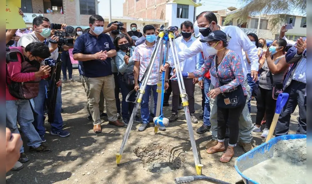 Colocan primera piedra en obra de construcción de carretera. Foto: La República