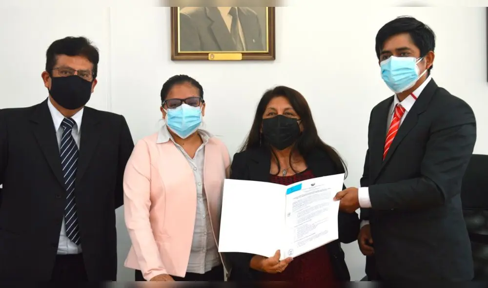 Rectora de la UNPRG, Olinda Vigo y empresario Segundo Ríos firmaron convenio para certificar laboratorios. Foto: UNPRG.