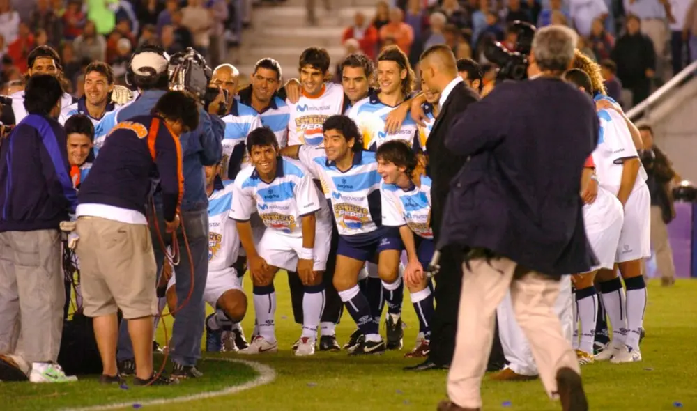 Messi, Maradona y otras estrellas argentinas alinearon en un mismo equipo en un encuentro jugado en el Estadio Único de La Plata. Foto: AGLP Messi, Maradona y otras estrellas argentinas alinearon en un mismo equipo en un encuentro jugado en el Estadio Único de La Plata. Foto: AGLP