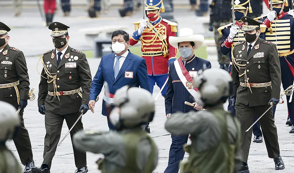 Homenaje. Pedro Castillo en ceremonia por bicentenario del Ejército, en la plaza de Armas. Foto: Félix Contreras/La República