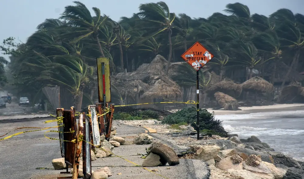 Vista de una avenida después del paso del huracán Grace a través de la costa de Tulum, estado de Quintana Roo, México. Foto: AFP Vista de una avenida después del paso del huracán Grace a través de la costa de Tulum, estado de Quintana Roo, México. Foto: AFP