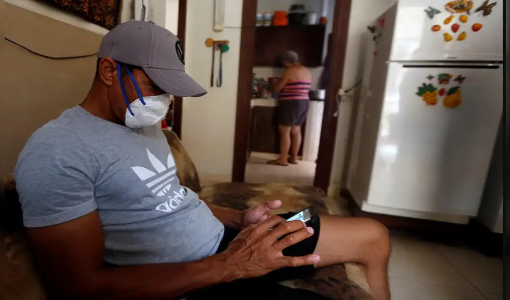 El internet en Cuba está suministrado por una sola vía que conecta desde Venezuela, por ello, Apretaste, la app que propone un internet más abierto a través del uso de repetidores WiFi desde señal norteamericana, ha obtenido gran acogida entre los isleños. Foto: EFE El internet en Cuba está suministrado por una sola vía que conecta desde Venezuela, por ello, Apretaste, la app que propone un internet más abierto a través del uso de repetidores WiFi desde señal norteamericana, ha obtenido gran acogida entre los isleños. Foto: EFE