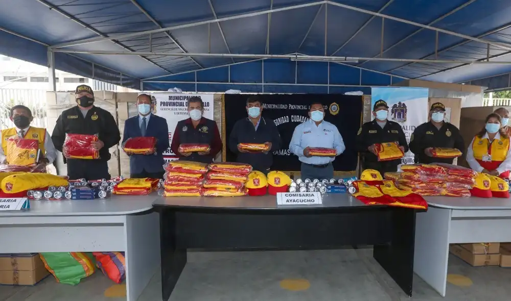 Comuna de Trujillo hizo entrega de 1.400 equipos para las Juntas Vecinales de Seguridad. Foto: Prensa MPT Comuna de Trujillo hizo entrega de 1.400 equipos para las Juntas Vecinales de Seguridad. Foto: Prensa MPT