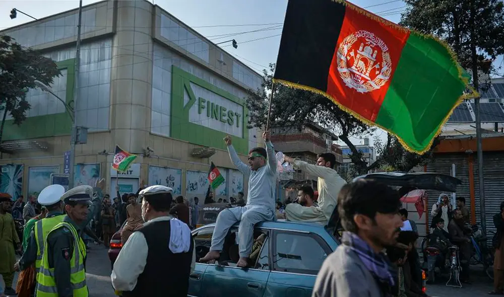 Desde la declaración de la independencia de los británicos en 1919, Afganistán tuvo decenas de banderas. Foto: AFP
