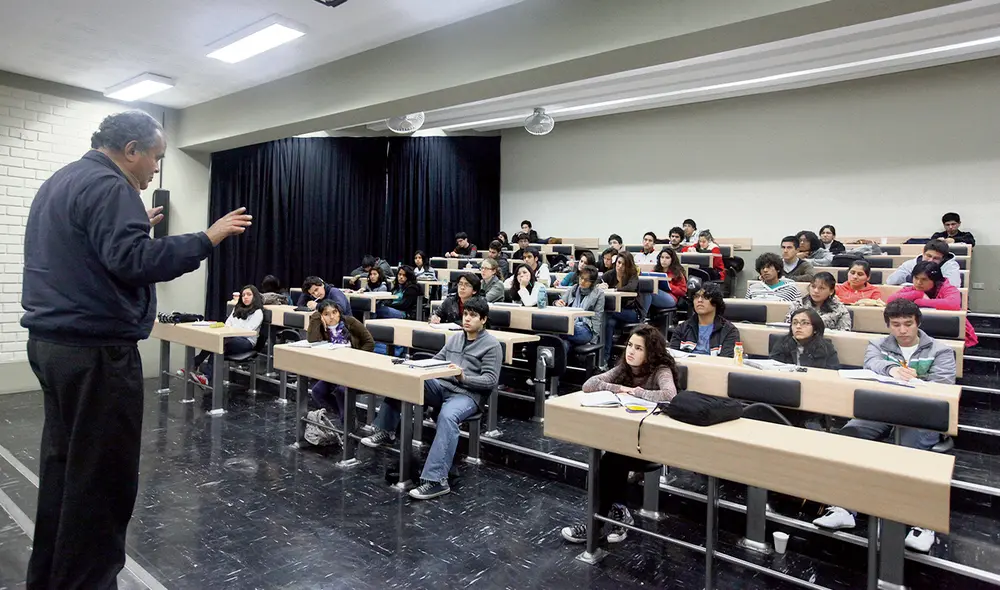 En clase. Los docentes auxiliares contratados cumplen las mismas horas que los nombrados, pero tienen distintos ingresos. Foto: difusión