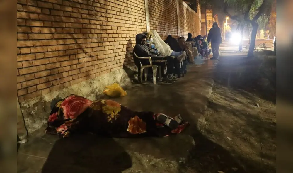 Antes la escasez de vacunas mucha gente duerme en centros de inmunización. Foto: Steffano Palomino Antes la escasez de vacunas mucha gente duerme en centros de inmunización. Foto: Steffano Palomino