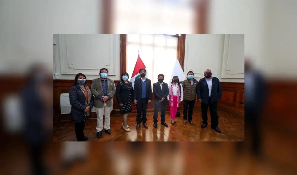 Gobernador de Cusco estuvo acompañado por comitiva. Foto: PCM Gobernador de Cusco estuvo acompañado por comitiva. Foto: PCM