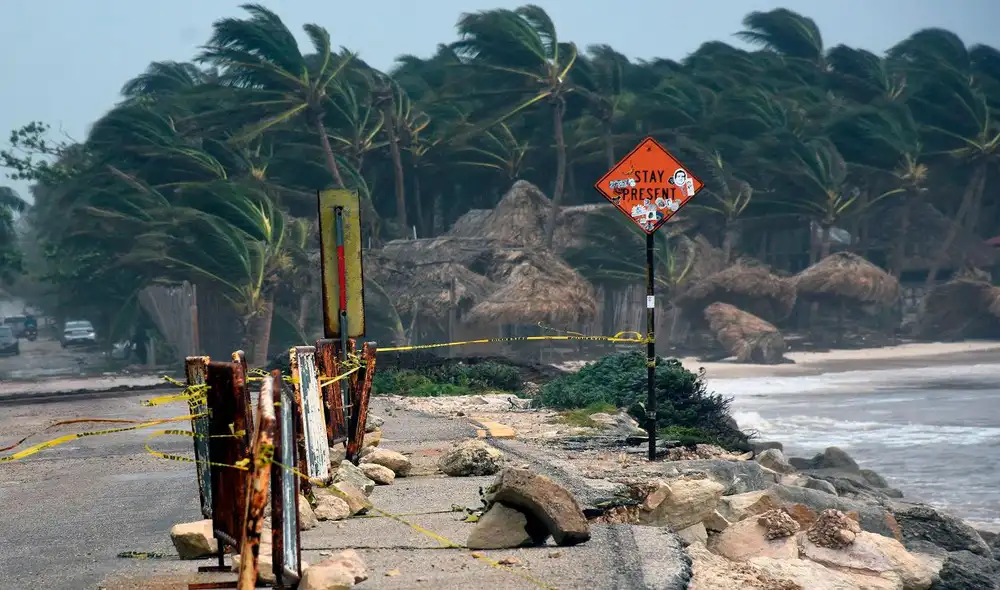 Vista de una avenida después del paso del huracán Grace a través de la costa de Tulum, estado de Quintana Roo, México. Foto: AFP