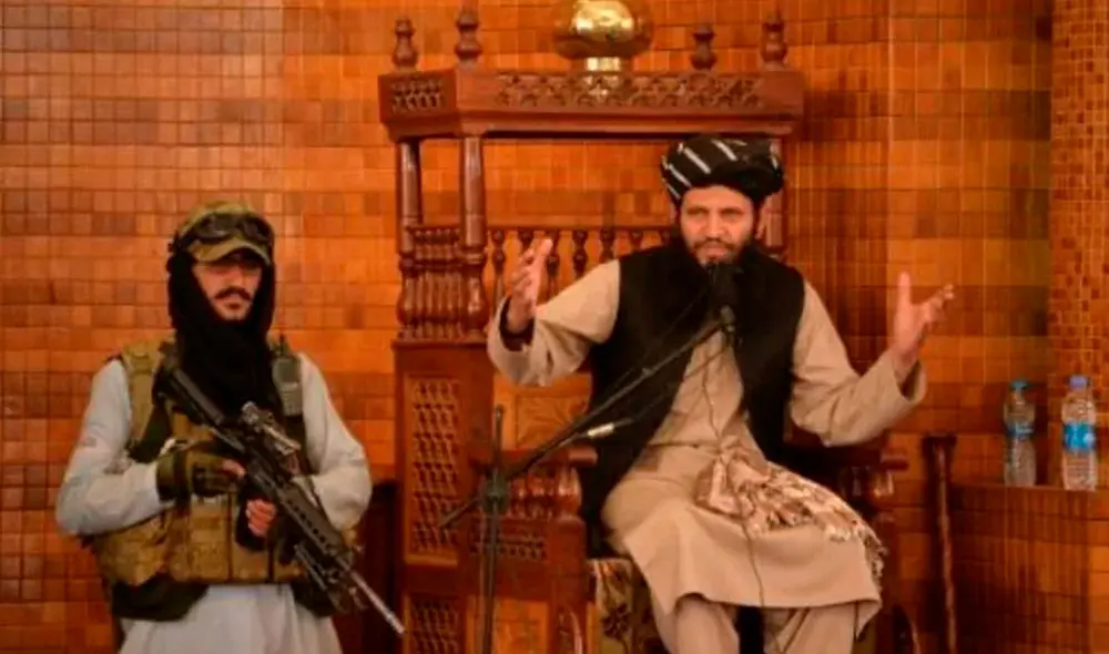 Flanqueado por talibanes armados, un erudito islámico se dirige a los fieles en la mezquita Abdul Rahman. Foto: AFP Flanqueado por talibanes armados, un erudito islámico se dirige a los fieles en la mezquita Abdul Rahman. Foto: AFP