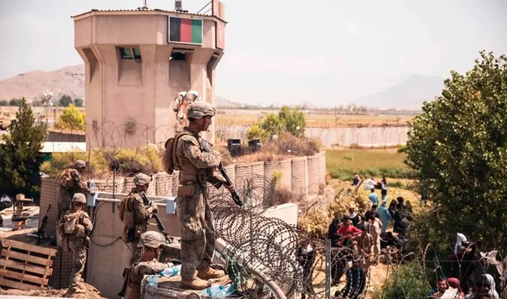 Soldados de Estados Unidos en un puesto de control en el aeropuerto internacional de Kabul, Afganistán. Foto: AFP Soldados de Estados Unidos en un puesto de control en el aeropuerto internacional de Kabul, Afganistán. Foto: AFP