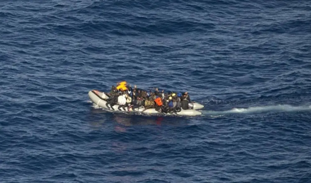 Los inmigrantes se desplazan abarrotados en lanchas neumático por el Atlántico, haciendo del viaje aún más peligroso. Foto: EFE