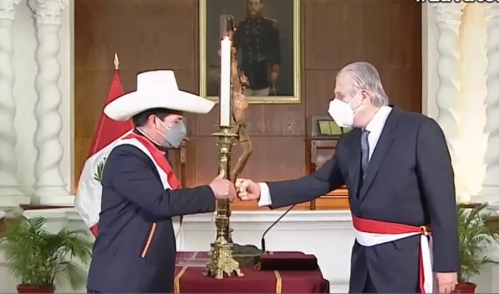 Pedro Castillo tomó juramento a Óscar Maúrtua como canciller. Foto: Captura.