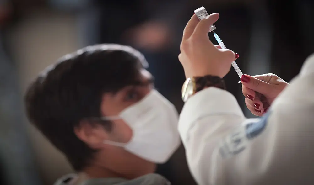 En Brasil, uno de los países más golpeados por la pandemia de coronavirus, tratan de controlar la incidencia con un ritmo veloz de vacunación. Foto: EFE En Brasil, uno de los países más golpeados por la pandemia de coronavirus, tratan de controlar la incidencia con un ritmo veloz de vacunación. Foto: EFE