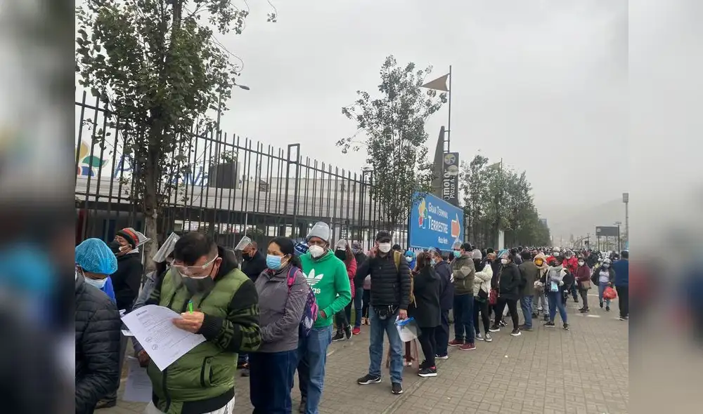 Largas colas en Plaza Norte. Foto: Raúl Egusquiza / URPI-LR Largas colas en Plaza Norte. Foto: Raúl Egusquiza / URPI-LR