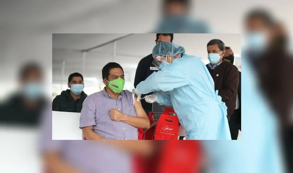 Ministro Rubén Ramírez fue vacunado en el Parque de la Exposición. Foto: Minam