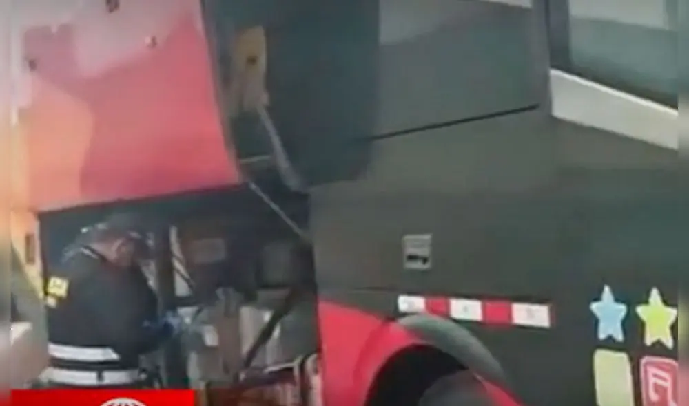 Efectivos revisaron el bus en la garita de control de Pucusana. Foto: captura de Canal N