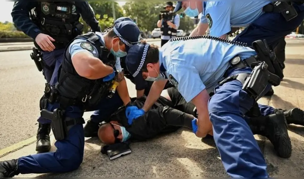 Siete agentes resultaron heridos y 200 personas fueron arrestadas por participar en una protesta "violenta e ilegal", según la policía de Melbourne. Foto: EFE