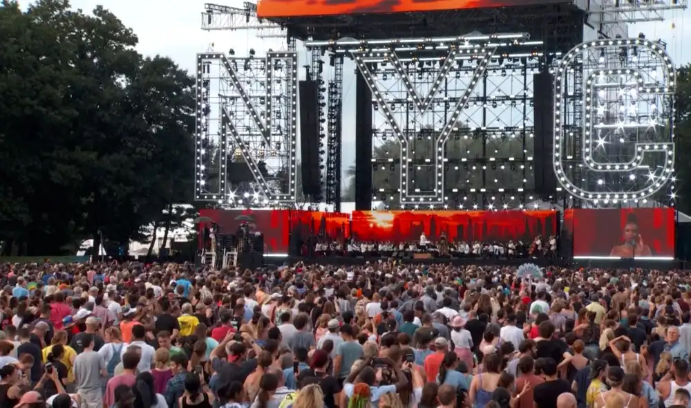 Miles de asistentes esperaban bailar y corear las canciones de sus artistas favoritos. Foto: CNN Miles de asistentes esperaban bailar y corear las canciones de sus artistas favoritos. Foto: CNN