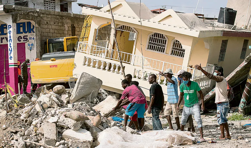 Dolor. El temblor fue luctuoso para la población y luego tuvieron que hacerle frente al paso de la tormenta tropical Grace. Foto: EFE