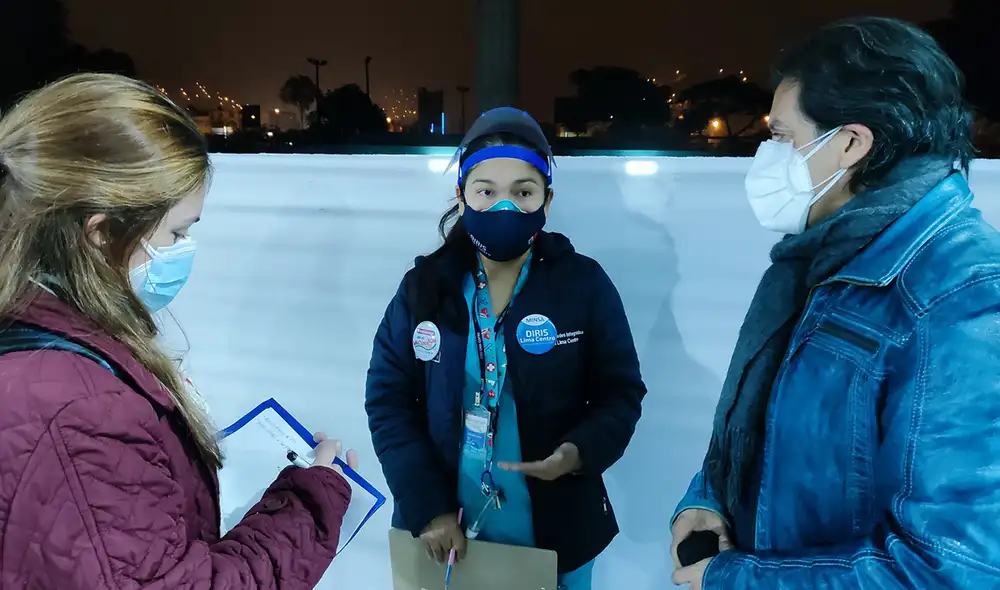 Edward Málaga y Ursula Moscoso conversan con María Juárez, responsable del vacunatorio Parque Zonal Huiracocha. Foto: Twitter despacho del congresista Edward Málaga