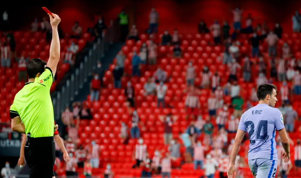 Eric García recibió la segunda tarjeta amarilla, por ende la roja, sobre el final del encuentro. Foto: EFE
