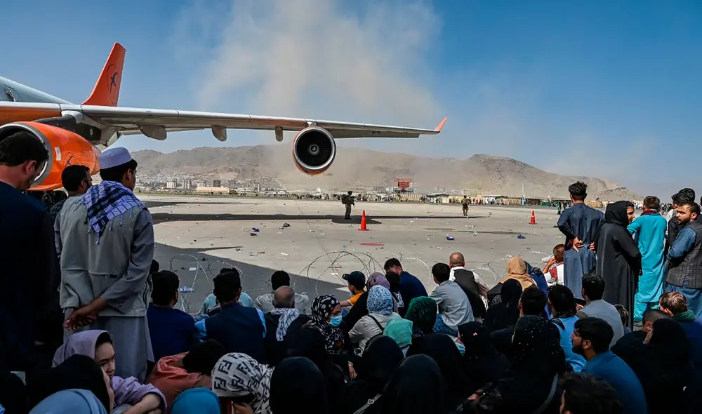 Cientos de ciudadanos afganos esperan ser evacuados, reportes diarios muestran incertidumbre en el Aeropuerto Internacional Hamid Karzai, en Kabul, Afganistán. Foto: AFP Cientos de ciudadanos afganos esperan ser evacuados, reportes diarios muestran incertidumbre en el Aeropuerto Internacional Hamid Karzai, en Kabul, Afganistán. Foto: AFP