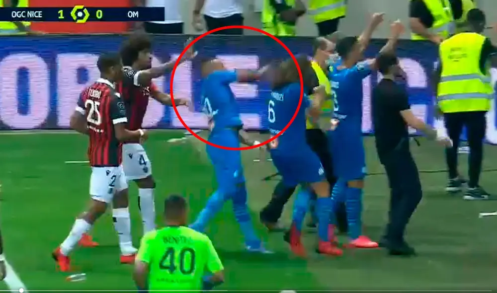 Payet devolvió la botella a la tribuna de los hinchas de Niza, y los rivales trataron de contenerlo. Foto: captura ESPN