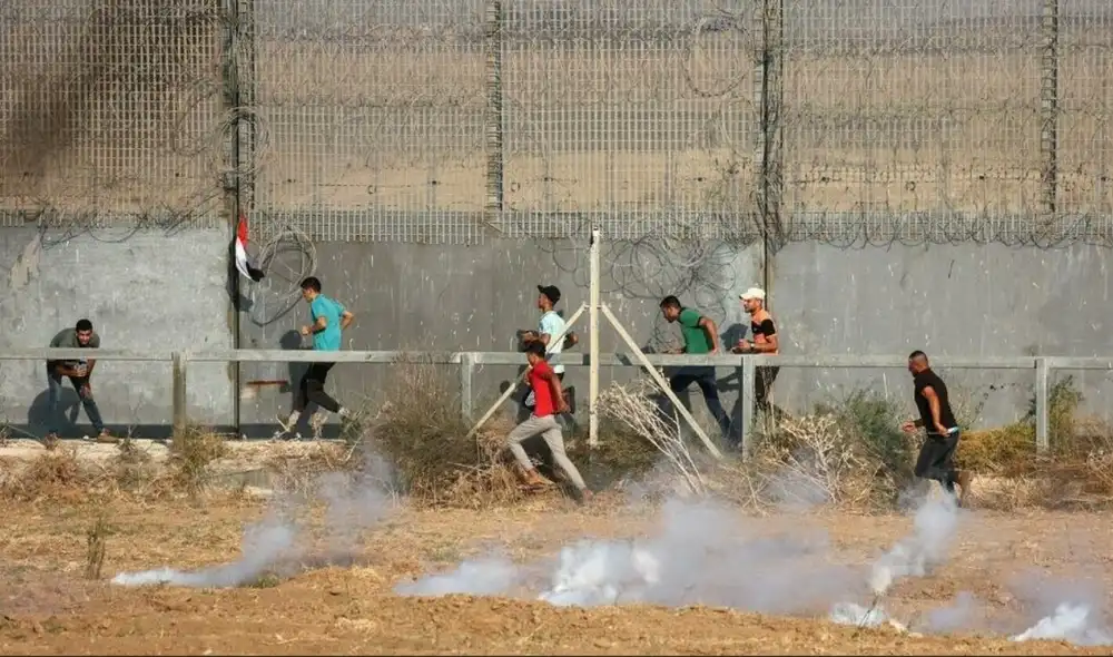 Antes, las tropas israelíes en la frontera habían respondido con disparos contra manifestantes palestinos que lanzaban cócteles molotov e intentabas escalar el muro. Foto: AFP/Said Khatib Antes, las tropas israelíes en la frontera habían respondido con disparos contra manifestantes palestinos que lanzaban cócteles molotov e intentabas escalar el muro. Foto: AFP/Said Khatib