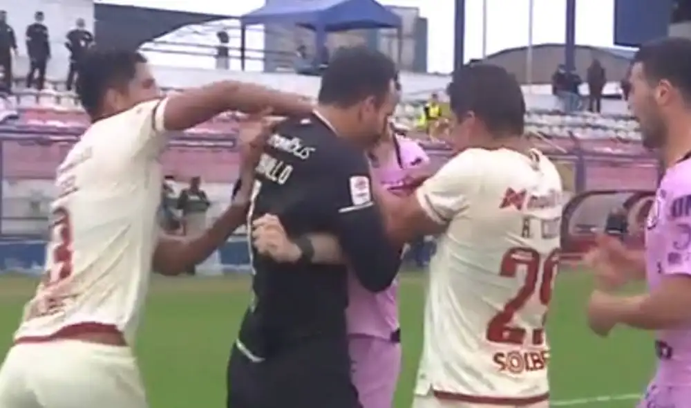 El árbitro del partido, Michael Espinoza, les mostró la roja a ambos jugadores. Foto: captura difusión El árbitro del partido, Michael Espinoza, les mostró la roja a ambos jugadores. Foto: captura difusión