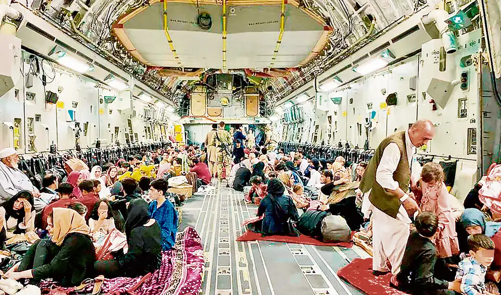 Éxodo. Según la Casa Blanca, aún hay en Afganistán entre 10.000 y 15.000 estadounidenses que necesitan ser evacuados. Foto: AFP Éxodo. Según la Casa Blanca, aún hay en Afganistán entre 10.000 y 15.000 estadounidenses que necesitan ser evacuados. Foto: AFP