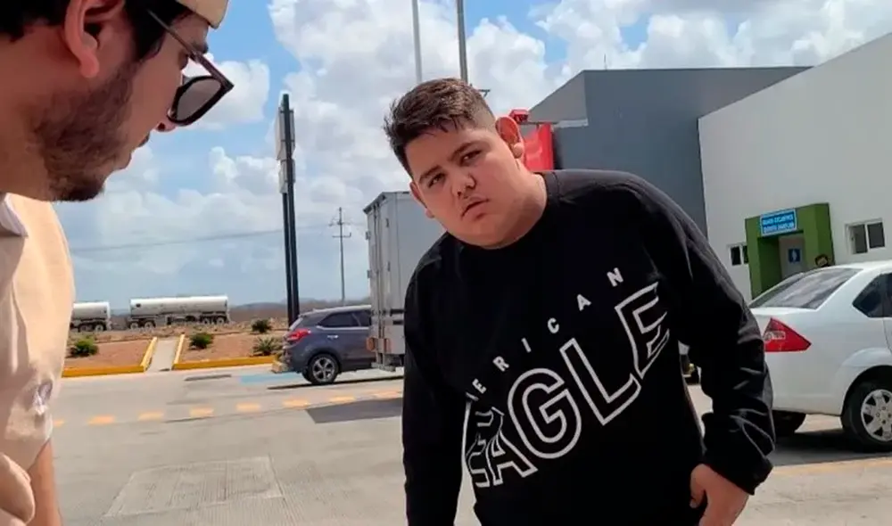 El muchacho ingresó al baño y cuando salió se dio cuenta que había quedado varado en medio de la carretera. Foto: captura de YouTube El muchacho ingresó al baño y cuando salió se dio cuenta que había quedado varado en medio de la carretera. Foto: captura de YouTube