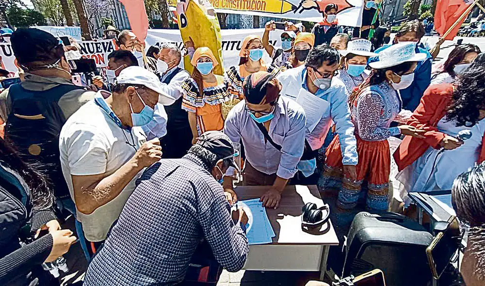 Apoyo. Se instalaron mesas en la plaza de Armas de Arequipa. Foto: difusión