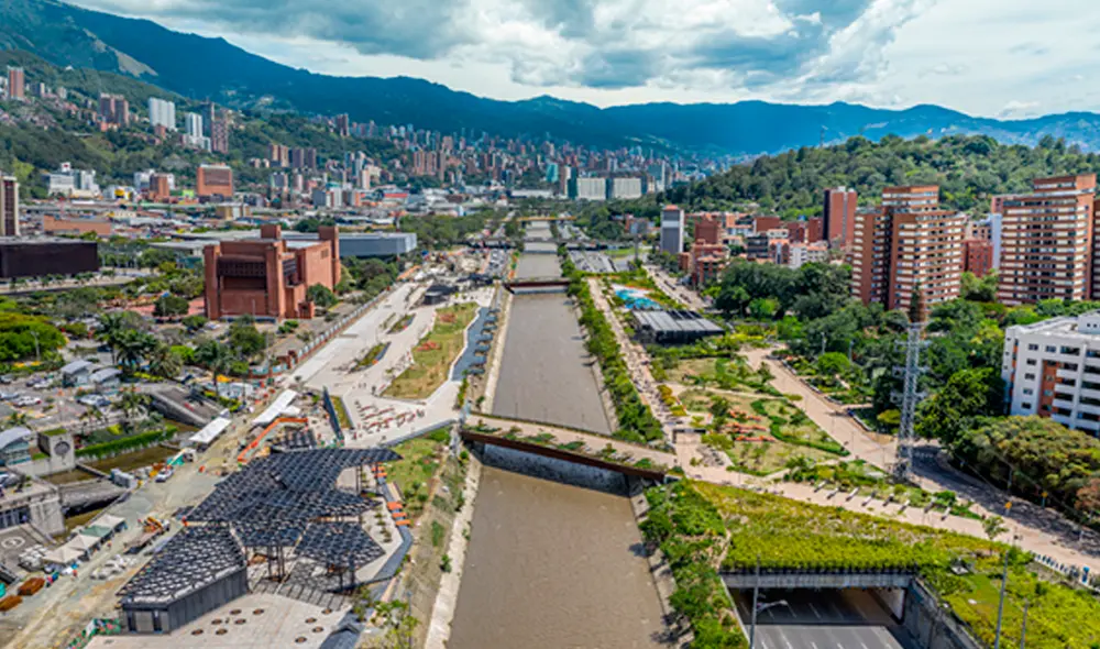 Parques del Rio es uno de los espacios públicos más importantes de Medellín debido a la integración que le otorga al río con la ciudad. Fuente: Arquine Parques del Rio es uno de los espacios públicos más importantes de Medellín debido a la integración que le otorga al río con la ciudad. Fuente: Arquine