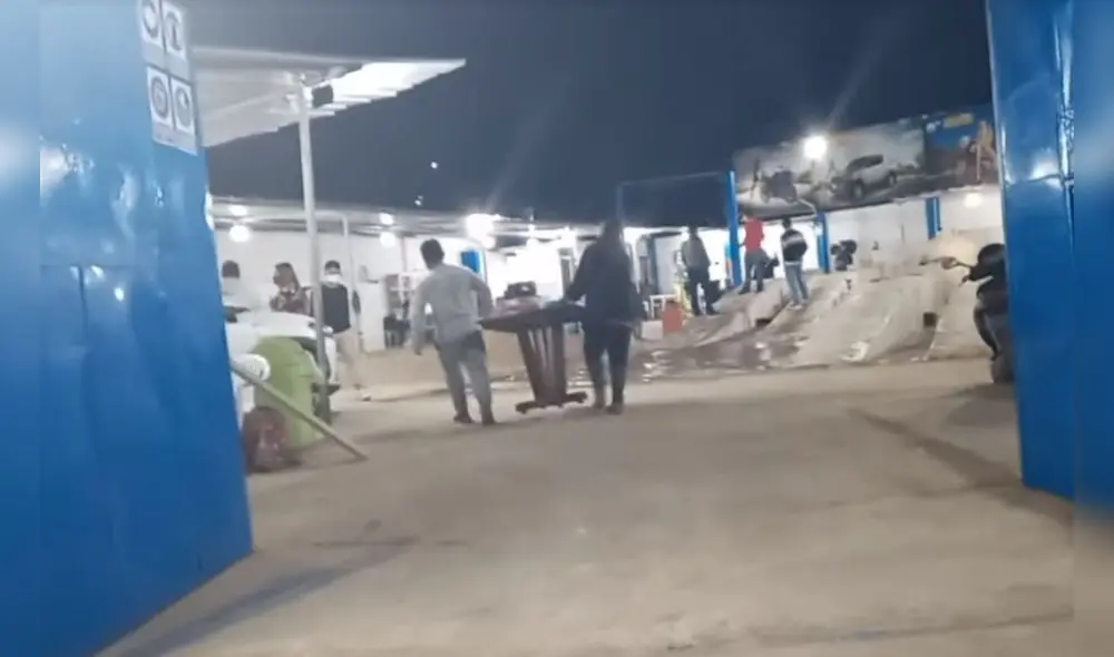 Efectivos policiales de la Sección de Homicidios llegaron para investigar el caso. Foto: captura video Efectivos policiales de la Sección de Homicidios llegaron para investigar el caso. Foto: captura video