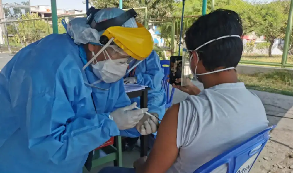 El 14% de personal docente y no docente solo ha recibido una dosis. Foto: Minsa