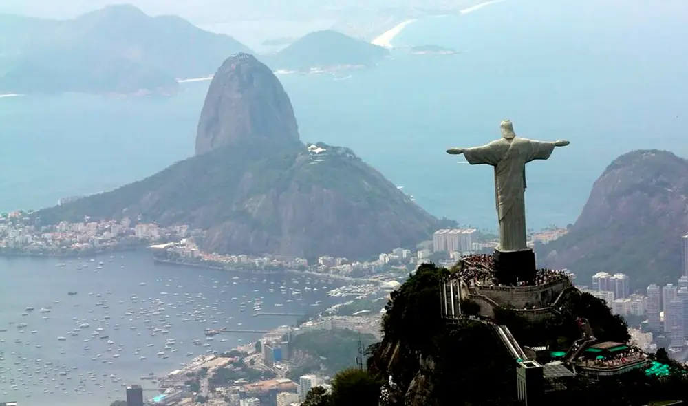 Los turistas franceses fueron arrestados después de escalar la estatua del Cristo Redentor en Río de Janeiro. Foto: AFP