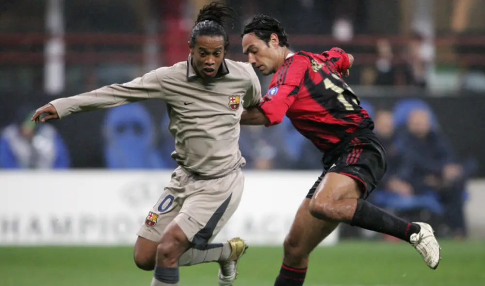 Barcelona usó el dorado en las camisetas alternas de las temporadas 2001-2002 y 2003-2004.. Foto: Patrick Hertzog Barcelona usó el dorado en las camisetas alternas de las temporadas 2001-2002 y 2003-2004.. Foto: Patrick Hertzog